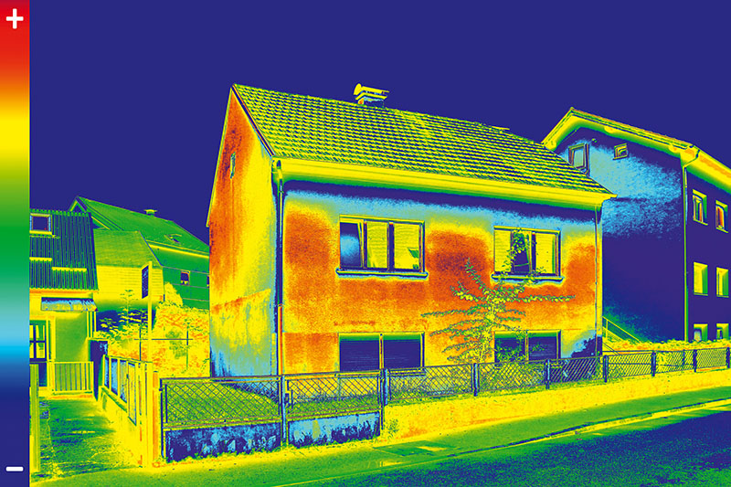 Imagen de termovisión infrarroja que muestra la falta de aislamiento térmico en la casa