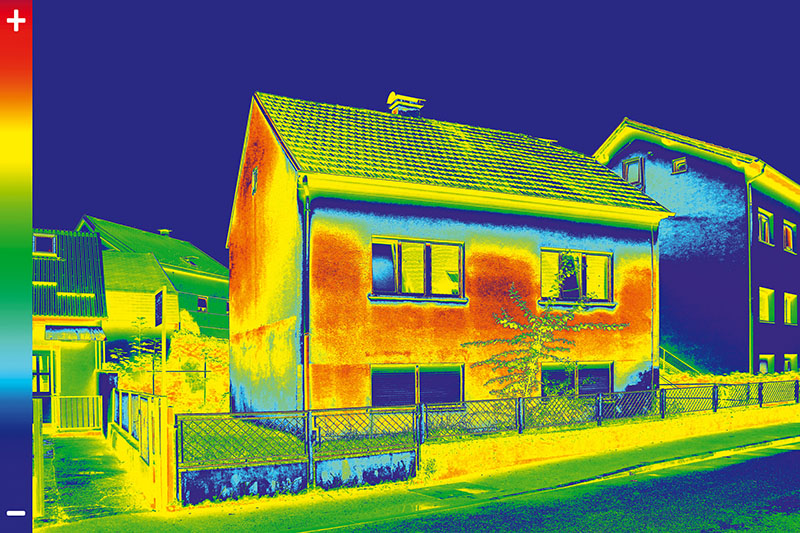 Imatge de termovisió per infrarojos que mostra la manca d'aïllament tèrmic a la casa